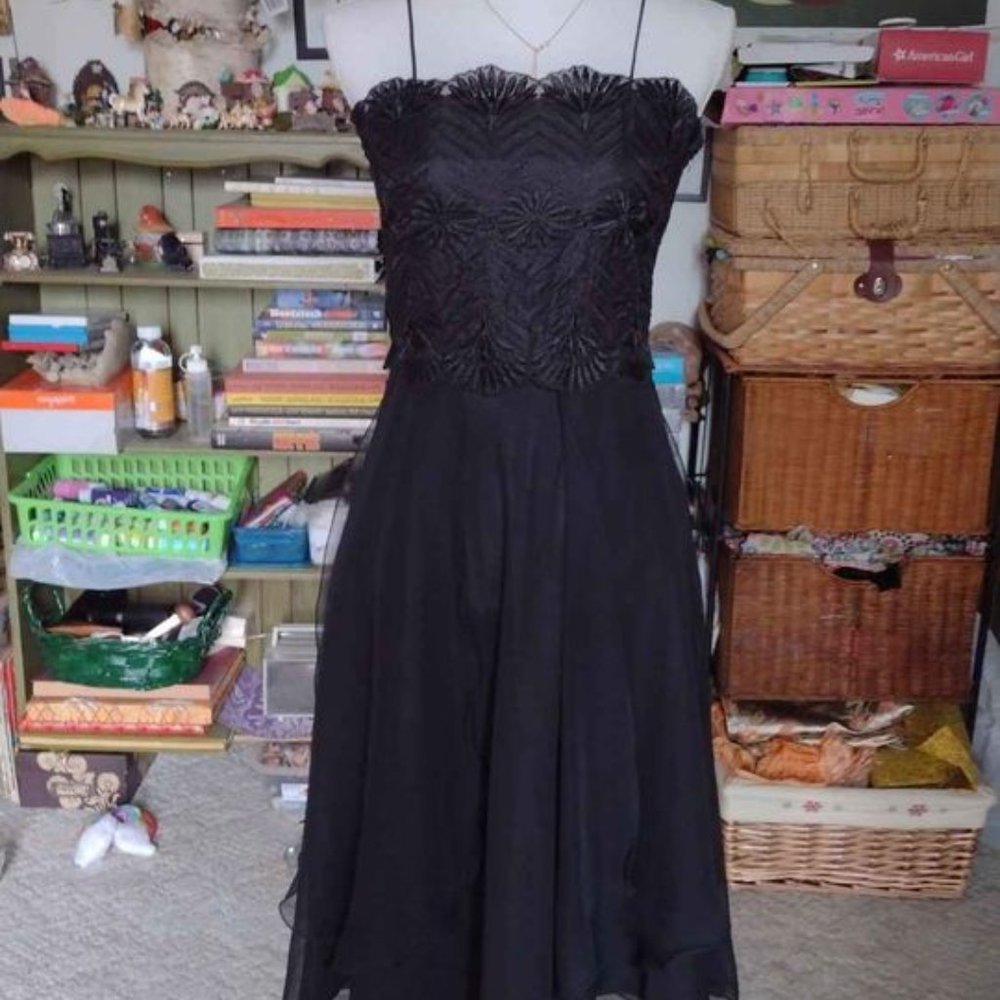 VTG BEAUTIFUL black crochet detail bodice layered chiffon hidden side zipper MD